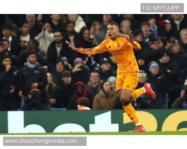 足球明星进球后化身射手展现精准射箭技艺引发球迷热议