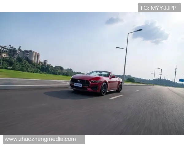 足球明星驾驶福特野马展现速度与激情的完美结合